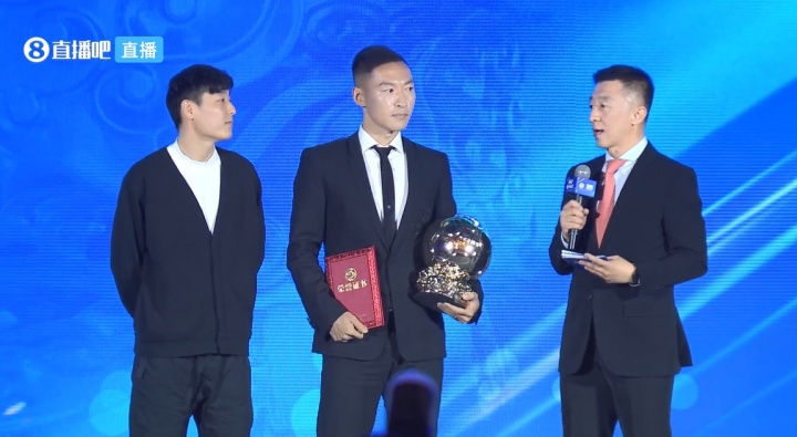 开云权威入口-五届“中国金球奖”得主武磊为两届“中国金球奖”吴曦颁奖