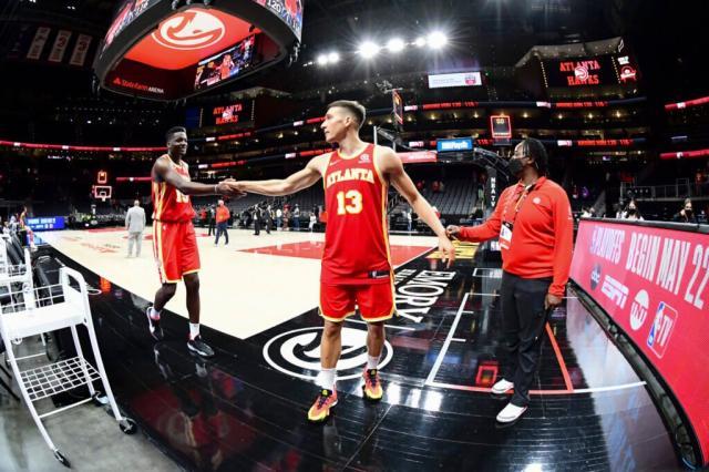 开云权威入口-友情超越比赛！他们是老鹰阵中的一对特别战友